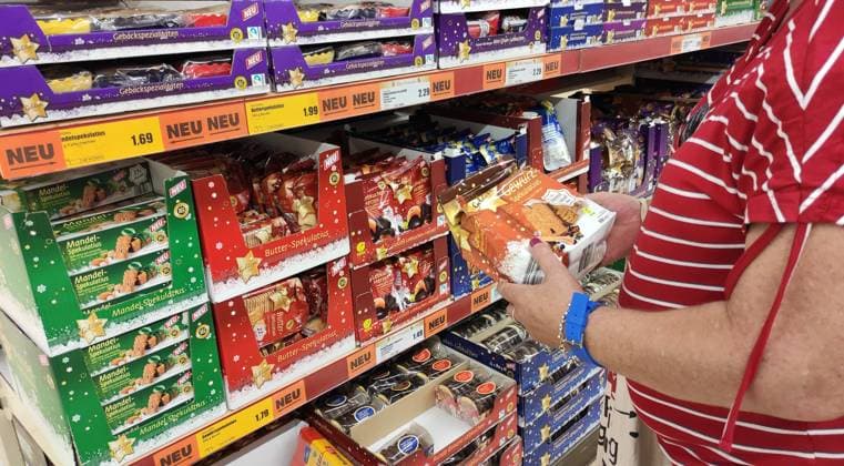 10.08.2024, Deutschland. Weihnachten im Sommer. Die ersten Lebkuchen sind Anfang August in den Regalen zu finden. *** 10 08 2024, Germany Christmas in summer The first gingerbread can be found on the shelves at the beginning of August