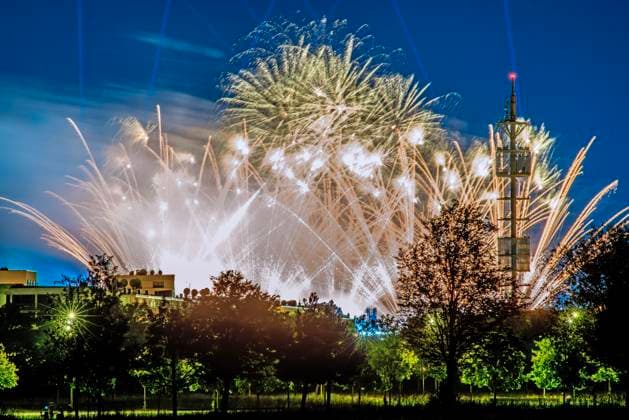 Entertainment Themen der Woche KW32 Gigantisches Feuerwerk über dem Adele Pop-up-Stadion, Höhepunkt und Abschluß des Adele Konzerts am Samstagabend, Messegelände in Riem, München, August 2024 Deutschland, München, 10. August 2024, gigantisches Feuerwerk über dem Adele Pop-Up-Stadion, Höhepunkt und Abschluß des heutigen Adele Konzerts, Lichtfontänen und Funkenregen lassen den Nachthimmel über dem Messegelände erstrahlen, Samstagabend um kurz nach 22 Uhr, Laserstrahlen schießen in den Himmel, rechts der Messeturm, Blick von Haar auf den Riemer Park und das Messegelände in Riem, Adele gibt 10 Münchner Konzerte im August, Bayern, *** Gigantic fireworks over the Adele Pop Up Stadium, climax and conclusion of the Adele concert on Saturday evening, exhibition center i