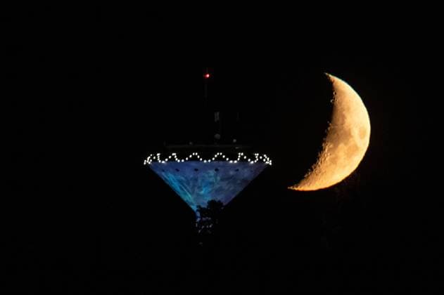 Der Mond ist als Sichel im Nachthimmel hinter dem beleuchteten Wasserturm zu sehen. Rottweil Baden-Württemberg Deutschland *** The moon can be seen as a crescent in the night sky behind the illuminated water tower Rottweil Baden Württemberg Germany