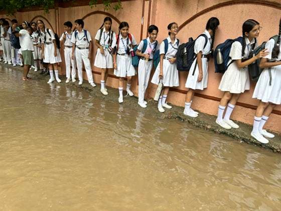 News Themen der Woche KW32 News Bilder des Tages GURUGRAM, INDIA - AUGUST 10: After the rain students crossing a waterlogged street at Shiv Nagar near Sharda International School, on August 10, 2024 in Gurugram, India. (Photo by Parveen Kumar Hindustan Times ) Heavy Rain Lashes Delhi-NCR, Massive Traffic Jams After Waterlogging,