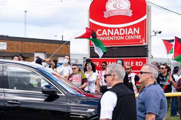August 10, 2024, Brampton, On, Canada: Pro Palestinian protesters gather at a Liberal Party Fundraising event in anticipation of the arrival of Prime Minister Justin Trudeau (not pictured), as RCMP officers, right, look on, in Brampton, Ont., Saturday, August 10, 2024. Brampton Canada  - ZUMAc35_ 20240810_zaf_c35_173 Copyright: xArlynxMcadoreyx