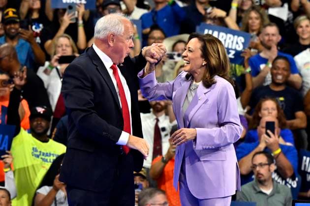 News Themen der Woche KW32 News Bilder des Tages Aug. 10, 2024 - Las Vegas, Nevada, U.S. - Democratic presidential candidate, U.S. Vice President Kamala Harris (R) and and her newly selected running mate Tim Walz greet each other during a campaign rally at the Thomas & Mack Center on August 10, 2024 in Las Vegas, Nevada. Harris and Walz made a stop in the battleground state while campaigning across the country. Las Vegas USA - ZUMAbk3_ 20240810_zaf_bk3_009 Copyright: xDavidxBeckerx