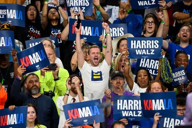 News Themen der Woche KW32 News Bilder des Tages Aug. 10, 2024 - Las Vegas, Nevada, U.S. - Supporters of Democratic presidential candidate, U.S. Vice President Kamala Harris cheer during a campaign rally at the Thomas & Mack Center on August 10, 2024 in Las Vegas, Nevada. Harris and her newly selected running mate Tim Walz made a stop in the battleground state while campaigning across the country. Las Vegas USA - ZUMAbk3_ 20240810_zaf_bk3_035 Copyright: xDavidxBeckerx
