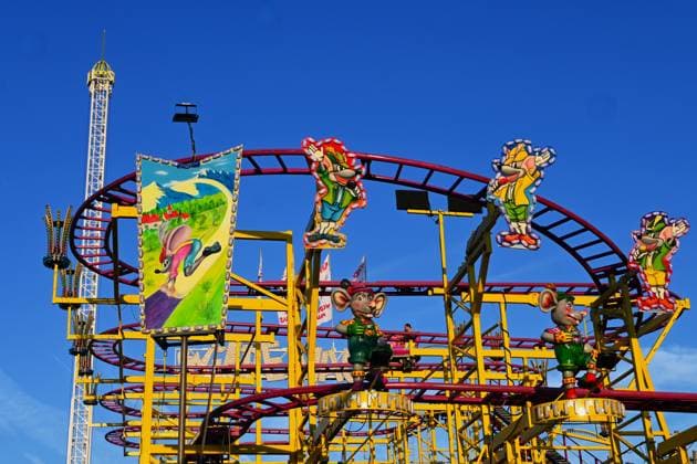 Nach dem Oktoberfest ist das Gäubodenvolksfest in Straubing das bekannteste Volksfest in Bayern. Der Vergnügungspark umfasst rund 130 Fahrgeschäfte. Zahlreiche Kirmes-Besucher besuchten am ersten Jahrmarkt-Wochenende den Rummel. Foto: Wilde Maus - Achterbahn von Schausteller Münch *** After the Oktoberfest, the Gäubodenvolksfest in Straubing is the most famous folk festival in Bavaria The amusement park comprises around 130 rides Numerous funfair visitors visited the fairground on the first fairground weekend Photo Wild Mouse Rollercoaster by showman Münch