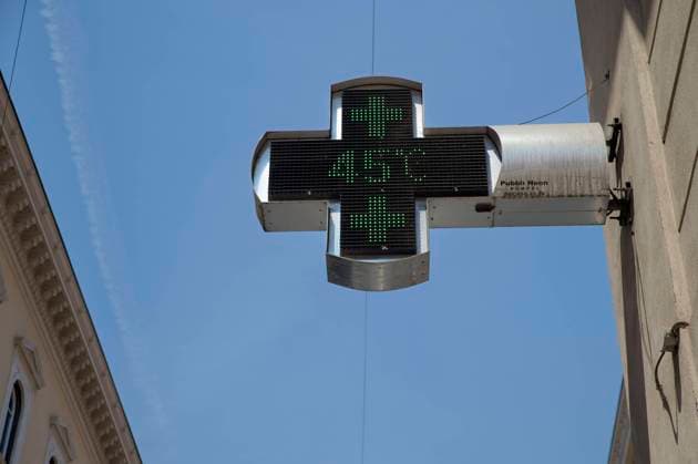Bilder des Jahres 2024, News 08 August News Themen der Woche KW32 News Bilder des Tages August 11, 2024, Rome, Italy: A pharmacy s LED display shows a temperature of 45 degrees Celsius on the first weekend of August when a red alert was issued due to high temperatures in Rome. After a few days of orange-mark temperatures, Rome is back on maximum alert for heat waves: a red mark has been forecast for the entire first weekend of August, for high-risk conditions for health and an alert from social and health services. Rome Italy - ZUMAv147 20240811_zip_v147_004 Copyright: xMarcelloxValerix