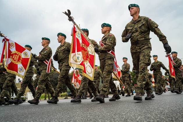 Bilder des Jahres 2024, News 08 August News Themen der Woche KW32 News Bilder des Tages Poland s armed forces rehearse for the national Armed Forces Day parade in Warsaw - 11 Aug 2024 Polish soldiers march and carry flags. Early in the morning of 11th August, Poland s armed forces, and those of the allies stationed in the country, take part in a rehearsal in preparation for a parade on National Armed Forces day on the 15th August. Soldiers mustered as the sun rose over the Vistula River and march past grandstands prepared for dignitaries. The soldiers were followed by mechanised divisions travelling in tanks and a variety of armoured vehicles. Afterwards, Poland s deputy Prime Minister and Minister of National Defence, W?adys?aw Kosiniak-Kamysz, addresses a post-rehearsal press conference. Warsaw Poland Copyright: xNeilxMiltonx xSOPAxImagesx NSM2024096W0811-L1000111_4000_240dpi