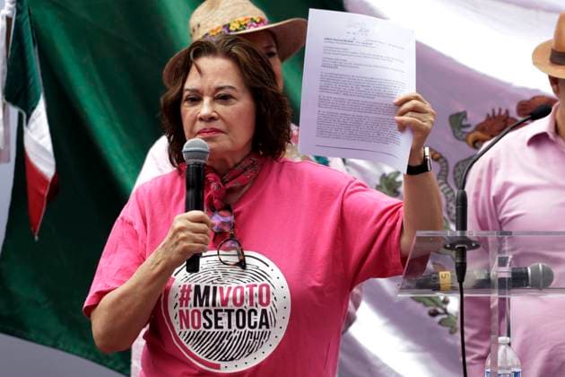 News Bilder des Tages Former Mexican presidential candidate Cecilia Soto speaking during a rally outside the National Electoral Institute (INE) to protest against the legislative overrepresentation that the National Regeneration Movement (MORENA) party could have. Mexico City Mexico - ZUMAe321 20240811_zia_e321_034 Copyright: xLuisxBarronx