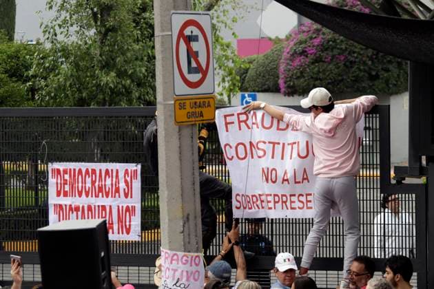 Supporters of the Frente Civico Nacional, Marea Rosa and opposition parties to the government of Mexican President, Andres Manuel Lopez Obrador, join a rally outside the National Electoral Institute (INE) to protest against the legislative overrepresentation that the National Regeneration Movement (MORENA) party could have. Mexico City Mexico - ZUMAe321 20240811_zia_e321_011 Copyright: xLuisxBarronx