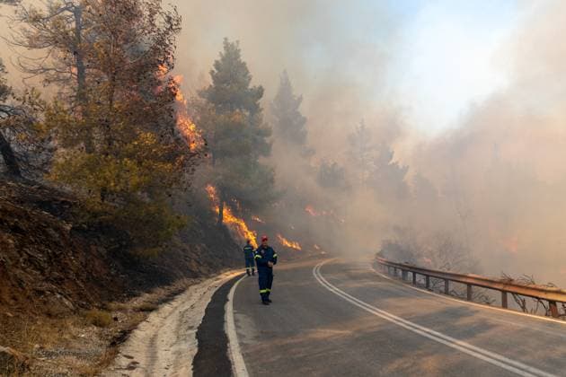 Bilder des Jahres 2024, News 08 August News Themen der Woche KW32 News Bilder des Tages (240812) -- ATHENS, Aug. 12, 2024 -- Firefighters are seen at the site of a wildfire in Varnavas, around 35 km from Athens, Greece, on Aug. 11, 2024. Greek firefighters were battling a major wildfire for several hours on Sunday near Athens, which has forced the evacuation of five settlements, the Fire Brigade said. Five residents among the evacuees were transferred to hospitals with minor injuries, mostly from respiratory problems due to smoke inhalation, said Health Minister Adonis Georgiadis. The fire broke out around 3 p.m. local time in Varnavas, around 35 km from Athens, in the northeastern Attica region near Marathon. ) GREECE-ATHENS-WILDFIRE MariosxLolos 