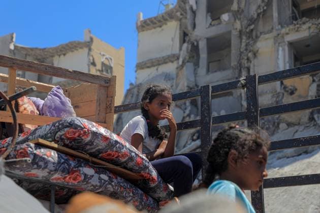 Bilder des Jahres 2024, News 08 August News Themen der Woche KW32 News Bilder des Tages (240812) -- GAZA, Aug. 12, 2024 -- People flee from the Hamad City, a neighborhood in the northwest of the southern Gaza Strip city of Khan Younis, on Aug. 11, 2024, following the latest evacuation order issued by the Israeli authorities. (Photo by Xinhua) MIDEAST-GAZA-KHAN YOUNIS-EVACUATION RizekxAbdeljawad 