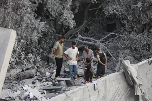 Bilder des Jahres 2024, News 08 August News Themen der Woche KW33 News Bilder des Tages People look for salvageable items in the rubble of a building destroyed during Israeli bombardment in Nuseirat People look for salvageable items in the rubble of a building destroyed during Israeli bombardment in Nuseirat, in the central Gaza Strip on August 12, 2024, amid the ongoing conflict between Israel and the Palestinian militant group Hamas. Photo by Omar Ashtawy apaimages Nusairat Gaza Strip Palestinian Territory 120824_Nusairat_OSH_00(11) Copyright: xapaimagesxOmarxAshtawyx xapaimagesx