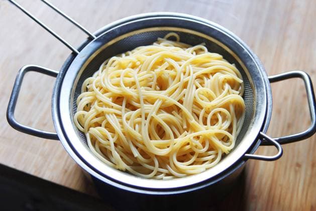 Spaghetti im Nudelsieb Spaghetti in a pasta strainer BLWS714312