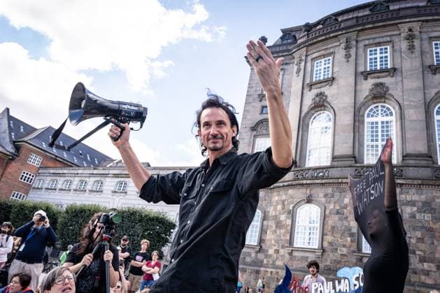 News Themen der Woche KW33 Joseph Duplantier from the French heavy metal band Gojira at a support demonstration for environmental activist Paul Watson at Christiansborg Slotsplads in Copenhagen, Monday, August 12, 2024. The demonstration is organized by Alternativet. Paul Watson is imprisoned in Nuuk, Greenland. Japan has demanded Paul Watson be extradited. (Photo: Emil Nicolai Helms Scanpix 2024) , Denmark Kobenhavn *** Joseph Duplantier from the French heavy metal band Gojira at a support demonstration for environmental activist Paul Watson at Christiansborg Slotsplads in Copenhagen, Monday, August 12, 2024 The demonstration is organized by Alternativet Paul Watson is imprisoned in Nuuk, Greenland Japan has demanded Paul Watson be extradited Photo Emil Nicolai H  Copyright: EmilxNicolaixHelmsx spdk20240812-125045-L