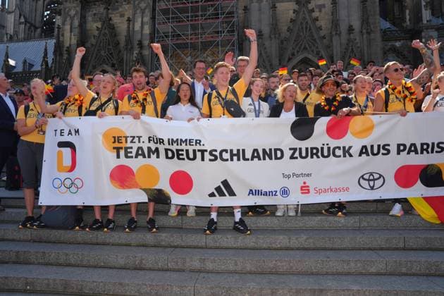 Bilder des Jahres 2024, News 08 August News Themen der Woche KW33 News Bilder des Tages Empfang der Deutschen Olympia Mannschaft 2024 in Koeln Nancy Faeser gemeinsam mit Heriette Reker mit der Deutschen Olympia Mannschaft 2024 am Koelner Hauptbahnhof, Koeln, 12.08.2024 Koeln Nordrhein-Westfalen Deutschland *** Reception of the German Olympic Team 2024 in Cologne Nancy Faeser together with Heriette Reker with the German Olympic Team 2024 at Cologne Central Station, Cologne, 12 08 2024 Cologne North Rhine-Westphalia Germany