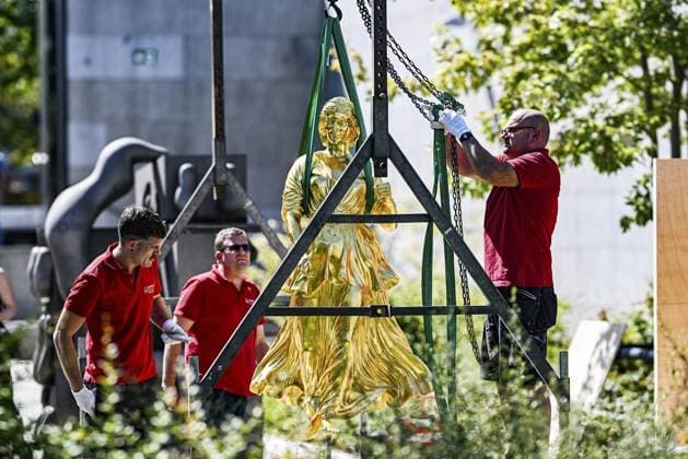 Bilder des Jahres 2024, News 08 August News Themen der Woche KW33 News Bilder des Tages Alicja Kwades Skulptur Goldelse (2021) ** NUR FÜR REDAKTIONELLE ZWECKE ** EDITORIAL USE ONLY **<p>Alicja Kwades Skulptur Goldelse (2021) wird im Skulpturengarten der Neuen Nationalgalerie aufgestellt. Die 160 Kg schwere, vergoldete Bronzefigur bezieht auf die Statue der Siegesgöttin Viktoria auf der Siegessäule, fotografiert am 12.08.2024 in Berlin. Deutschland Berlin Berlin Copyright: MaurizioxGambarini *** Alicja Kwades sculpture Goldelse 2021 FOR EDITORIAL PURPOSES ONLY EDITORIAL USE ONLY p Alicja Kwades sculpture Goldelse 2021 will be installed in the sculpture garden of the Neue Nationalgalerie The 160 kg gilded bronze figure refers to the statue of the goddess of victory Victoria on the Victory Column, photographed on 1 Copyright: MaurizioxGambarini doc7wphc8cq7c61jd0l5qk ,EDITORIAL USE ONLY