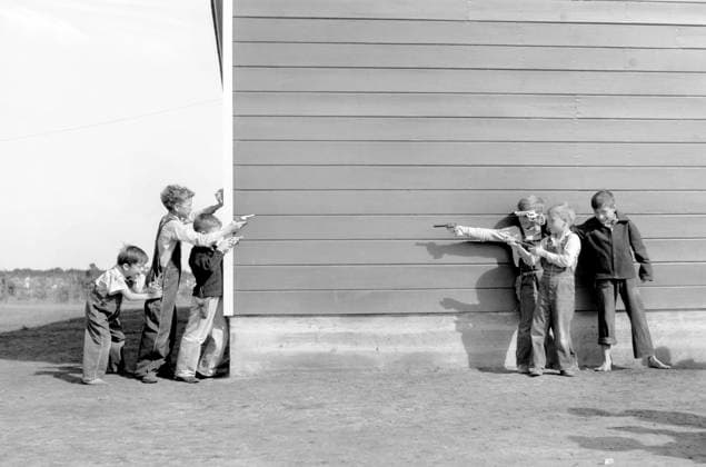 Schoolchildren playing with toy guns, Farm Security Administration (FSA) Camp, Weslaco, Texas, USA, Arthur Rothstein, U.S. Farm Security Administration, January 1942  Copyright: xCircaxImagesx ghi-circa01733