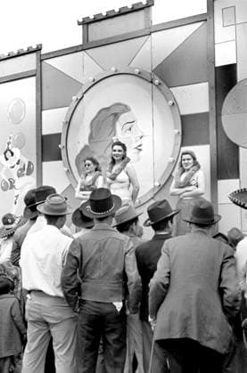 Crowd watching Girlie Show at carnival, Brownsville, Texas, USA, Arthur Rothstein, U.S. Farm Security Administration, February 1942  Copyright: xCircaxImagesx ghi-circa01736