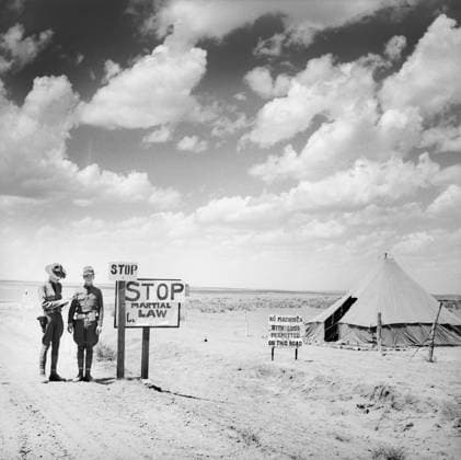 Martial Law sign on border stops migratory laborers, Colorado, USA, Arthur Rothstein, U.S. Farm Security Administration, April 1936  Copyright: xCircaxImagesx ghi-circa01740