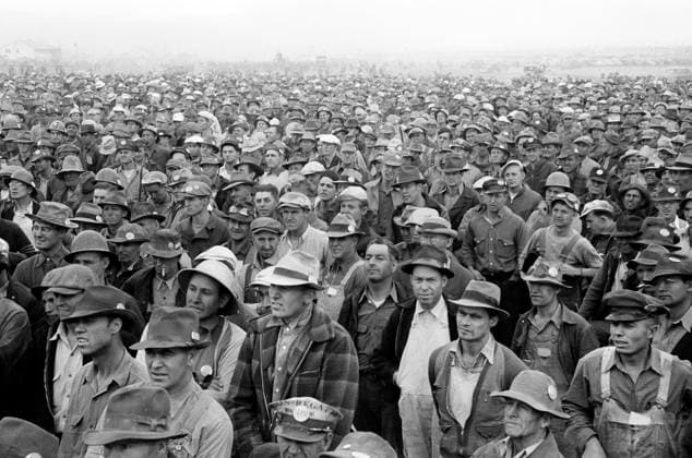 Crowd of workmen at Umatilla Ordnance Depot, Hermiston, Oregon, USA, Russell Lee, U.S. Office of War Information, September 1942  Copyright: xCircaxImagesx ghi-circa01839