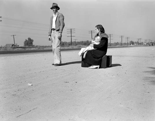 Penniless and homeless young family hitchhiking, U.S. Highway 99, California, USA, Dorothea Lange, U.S. Farm Security Administration, November 1936  Copyright: xCircaxImagesx ghi-circa01890