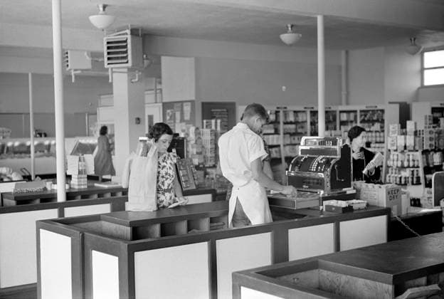 Cashier and Customers in Cooperative Market, Greenhills, Ohio, USA, John Vachon, U.S. Farm Security Administration, October 1938  Copyright: xCircaxImagesx ghi-circa02531