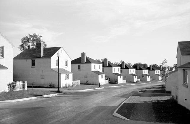 Row of Identical Suburban Houses, Greendale, Wisconsin, USA, John Vachon, U.S. Farm Security Administration, September 1939  Copyright: xCircaxImagesx ghi-circa02534
