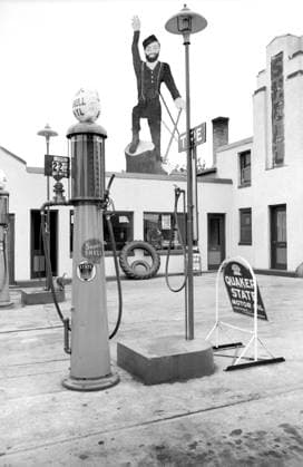 Paul Bunyan atop Gas Station, Bemidji, Minnesota, USA, John Vachon, U.S. Farm Security Administration, September 1939  Copyright: xCircaxImagesx ghi-circa02536