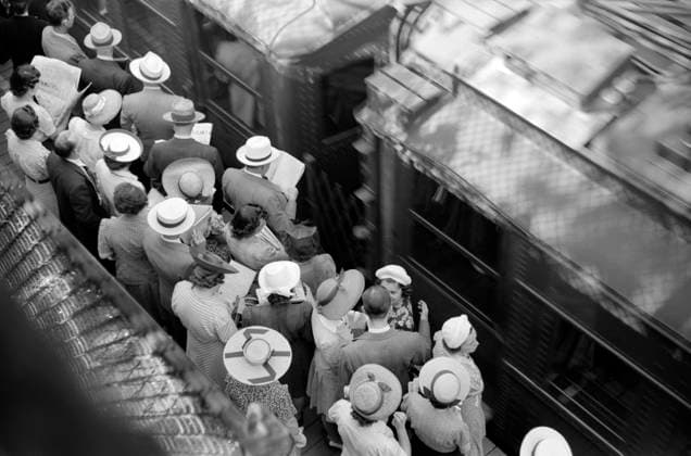 Commuters waiting for south-bound Train, High Angle View, Chicago, Illinois, USA, John Vachon, U.S. Farm Security Administration, July 1941  Copyright: xCircaxImagesx ghi-circa02551