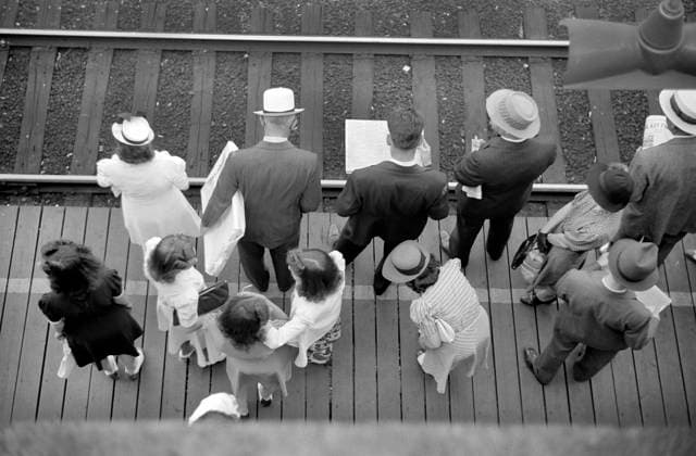 Commuters waiting for south-bound Train, High Angle View, Chicago, Illinois, USA, John Vachon, U.S. Farm Security Administration, July 1941  Copyright: xCircaxImagesx ghi-circa02552