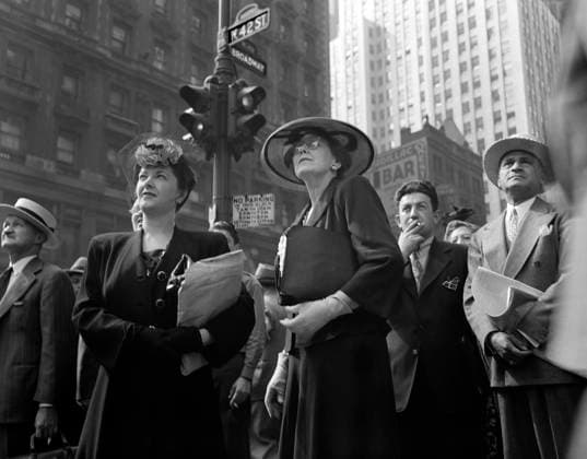 Crowd in Times Square on D-Day, New York City, New York, USA, Howard R. Hollem, U.S. Office of War Information, June 6, 1944  Copyright: xCircaxImagesx ghi-circa02575