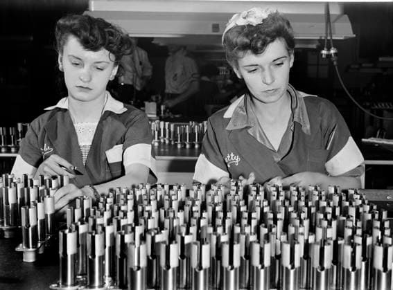 Two Female Workers inspecting Airplane Motor Parts during World War II, USA, Ann Rosener, U.S. Office of War Information, August 1942  Copyright: xCircaxImagesx ghi-circa02708