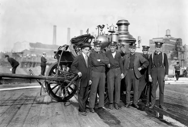Group of Firemen with Horse-Drawn Fire Engine, New York City, New York, USA, Bain News Service, 1913  Copyright: xCircaxImagesx ghi-circa02820