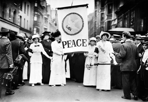 Chief Marshall Portia Willis and other participants of Women s Peace Parade shortly after start of World War I, Fifth Avenue, New York City, New York, USA, Bain News Service, August 29, 1914  Copyright: xCircaxImagesx ghi-circa02828