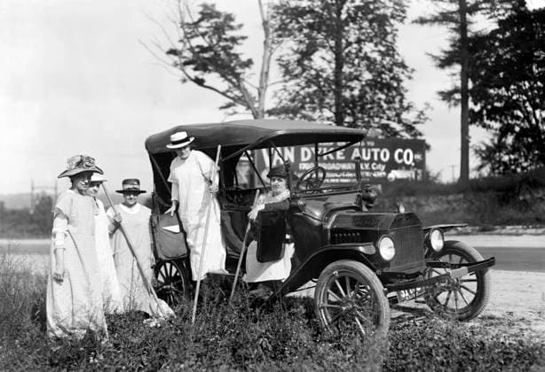 Suffrage farmers going to work, Bronx, New York City, New York, USA, Bain News Service, August 1917  Copyright: xCircaxImagesx ghi-circa02891