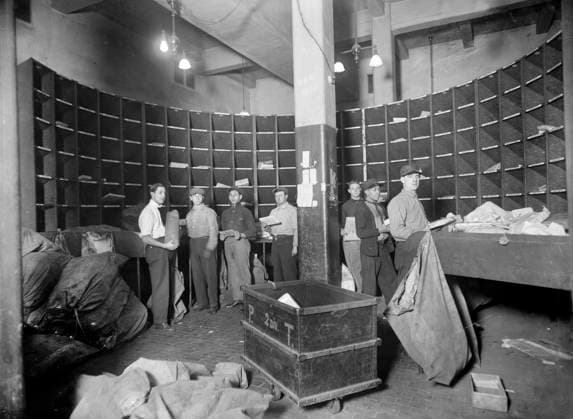 Men sorting mail, post office, New York City, New York, USA, Bain News Service, 1910  Copyright: xCircaxImagesx ghi-circa02920