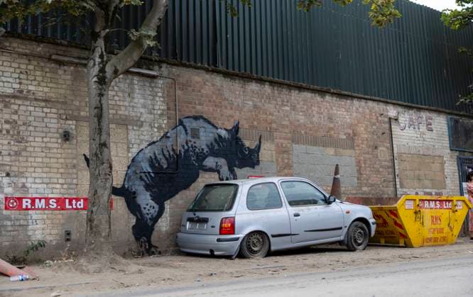 Bilder des Jahres 2024, News 08 August News Themen der Woche KW33 News Bilder des Tages Banksy has revealed a cheeky new rhino mural in Charlton, London. It™s eighth piece of animal artwork in eight days. The latest image shows the animal mounting an old silver Nissan Micra that has a traffic cone on its bonnet, apparently to resemble another rhinoceros.  Copyright: xBenxPetersx