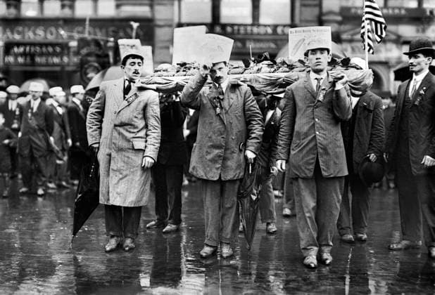Bakers carrying float of loaf of bread, May Day Parade, New York City, New York, USA, Bain News Service, May 1, 1909  Copyright: xCircaxImagesx ghi-circa02937