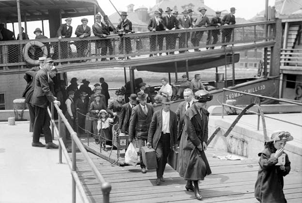 Arrival of immigrants, Ellis Island, New York City, New York, USA, Bain News Service, 1920  Copyright: xCircaxImagesx ghi-circa02962