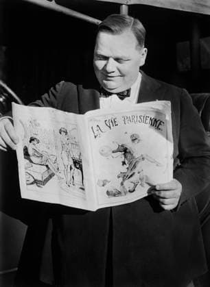 American Actor Roscoe Fatty Arbuckle, portrait reading French newspaper La Vie Parisienne, Bain New Service, 1921  Copyright: xCircaxImagesx ghi-circa02988
