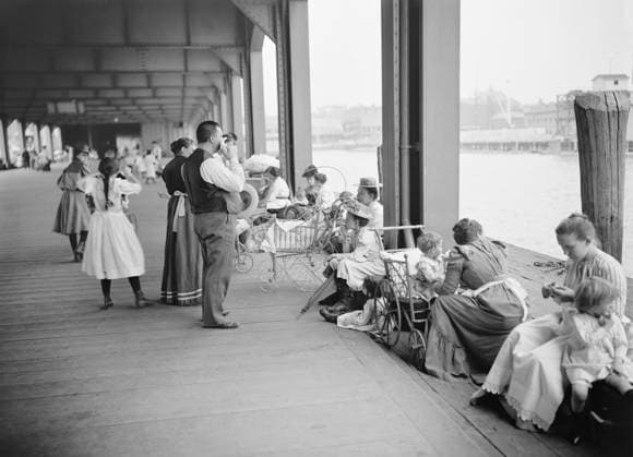 Recreation dock, New York City, New York, USA, Detroit Publishing Company, 1900  Copyright: xCircaxImagesx ghi-circa03142