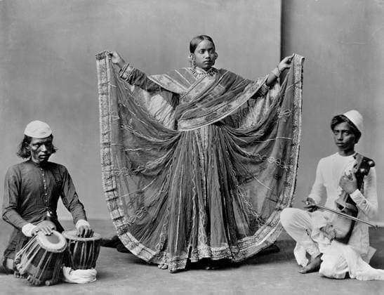 Nautch girl dancing with accompanying musicians, Calcutta, India, Carpenter Collection, 1900  Copyright: xCircaxImagesx ghi-circa03321