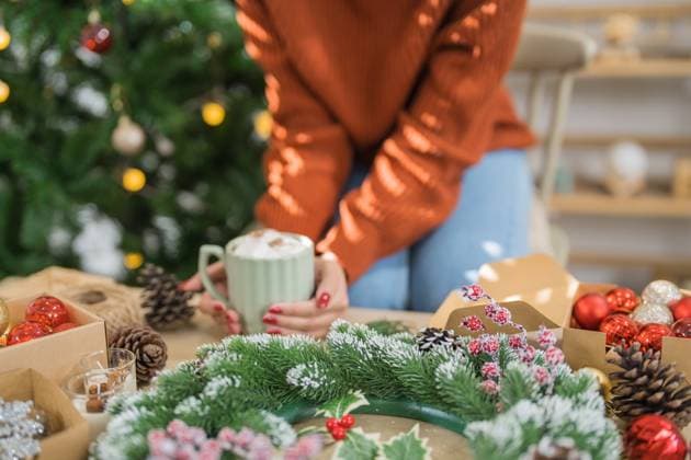 Woman holding cup of aromatic cocoa with marshmallows. Christmas eve with cup of tasty hot chocolate cozy holiday atmosphere at home Woman holding cup of aromatic cocoa with marshmallows. Christmas eve with cup of tasty hot chocolate cozy holiday atmosphere at home. ,model released, Symbolfoto Copyright: xZoonar.com SirijitxJongcharoenkulchaix 21730029 ,model released, Symbolfoto ,property released