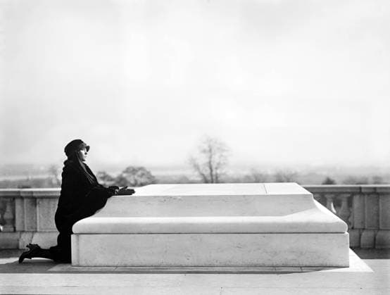 Woman kneeling at Tomb of Unknown Soldier, Arlington National Cemetery, Arlington, Virginia, USA, Harris & Ewing, 1922  Copyright: xCircaxImagesx ghi-circa03497