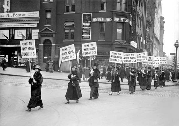 Women s suffrage march with signs inviting people to protest at White House, Washington DC, USA, Harris & Ewing, 1917  Copyright: xCircaxImagesx ghi-circa03551