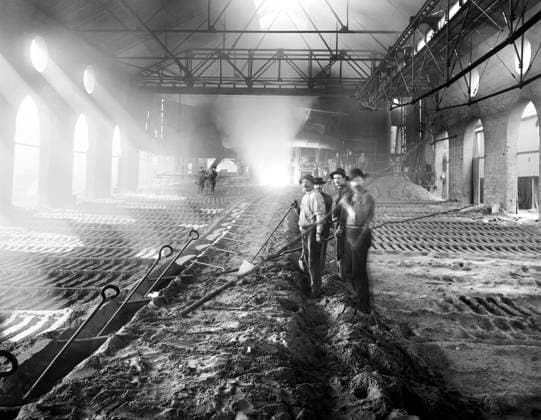 Workers casting pig iron, Iroquois Smelter, Chicago, Illinois, USA, Detroit Publishing Company, 1900  Copyright: xCircaxImagesx ghi-circa03763