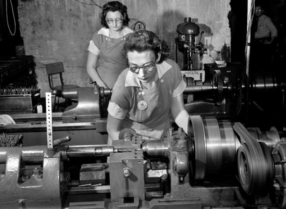 Two female workers operating lathe machines at factory that manufactures drills for use in all war production industries, Republic Drill and Tool Company, Chicago, Illinois, USA, Ann Rosener, U.S. Office of War Information, August 1942  Copyright: xCircaxImagesx ghi-circa04491