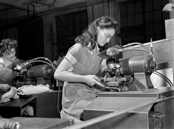 Two female factory workers operating machinery, which was formerly done by men at factory that manufactures drills for use in all war production industries, Republic Drill and Tool Company, Chicago, Illinois, USA, Ann Rosener, U.S. Office of War Information, August 1942  Copyright: xCircaxImagesx ghi-circa04492
