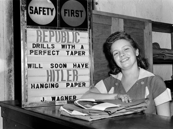 Female worker at factory that manufactures drills for use in all war production industries, Republic Drill and Tool Company, Chicago, Illinois, USA, Ann Rosener, U.S. Office of War Information, August 1942  Copyright: xCircaxImagesx ghi-circa04493