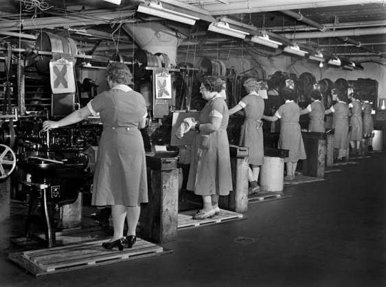 Row of female factory workers operating machinery at drill and tool plant that manufactures drills for use in all war production industries, Republic Drill and Tool Company, Chicago, Illinois, USA, Ann Rosener, U.S. Office of War Information, August 1942  Copyright: xCircaxImagesx ghi-circa04584