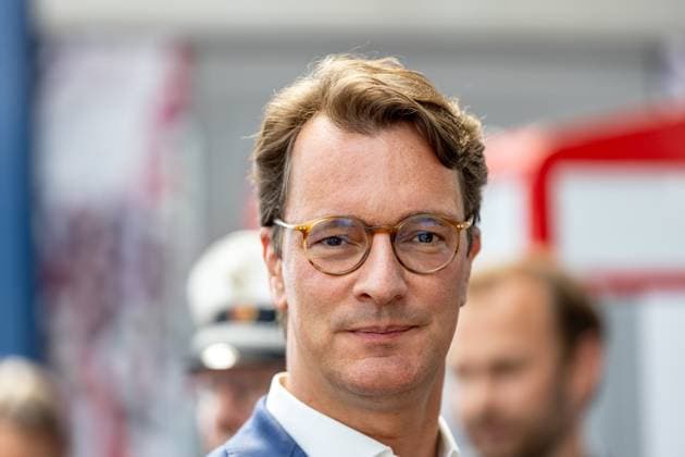 Zurück aus Paris Team D wird in Köln empfangen 12.08.2024 NRW Ministerpräsident Hendrik WÜST (CDU) - Homecoming: Die deutschen Athleten und Athletinnen der 33. Olympischen Spiele in Paris erreichen mit einem Sonderzug aus Paris die Domstadt Köln und werden von tausenden Menschen vor der Domtreppe feierlich empfangen. Köln Innenstadt Nordrhein-Westfalen Deutschland *** Back from Paris Team D is welcomed in Cologne 12 08 2024 NRW Minister President Hendrik WÜST CDU Homecoming The German athletes of the 33 Olympic Games in Paris arrive in the cathedral city of Cologne on a special train from Paris and are ceremoniously welcomed by thousands of people in front of the cathedral steps Cologne city center North Rhine-Westphalia Germany Copyright: xBonn.digitalx xMarcxJohnx